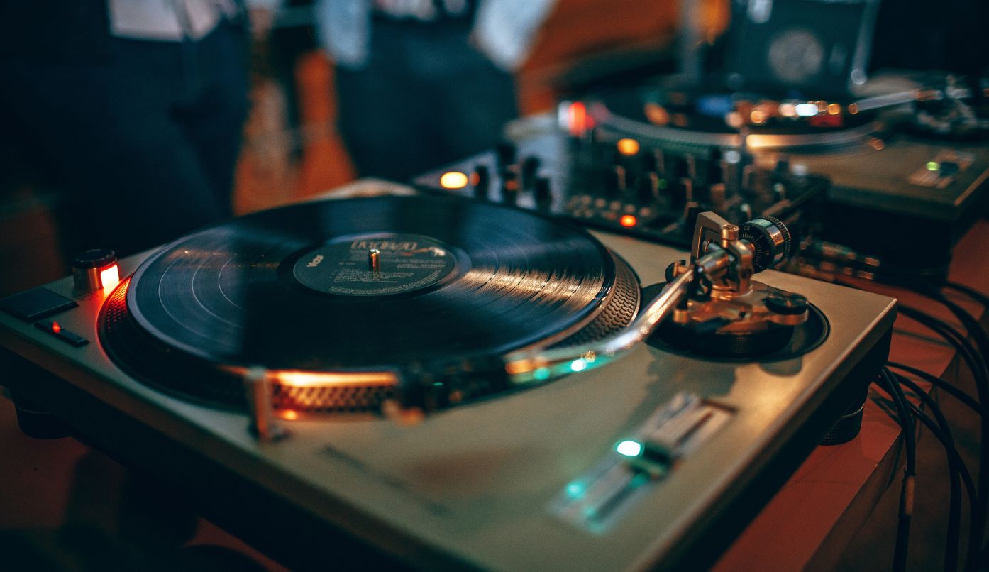 鈴木 裕介オフィシャルサイト コマーシャルナレーション テレビ番組 ナレーション ラジオパーソナリティ